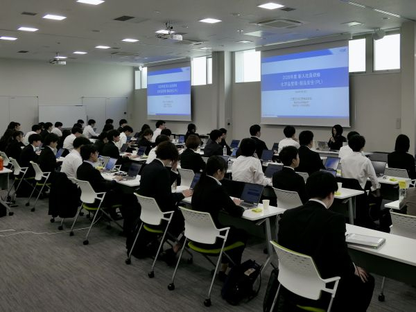 写真：新入社員研修「化学品・製品安全」